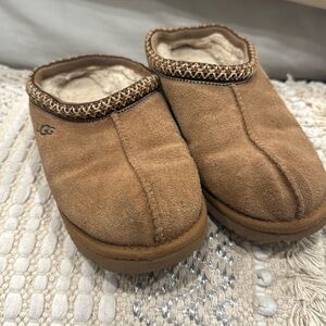 UGG  Tasman Slipper - Used kids size 4